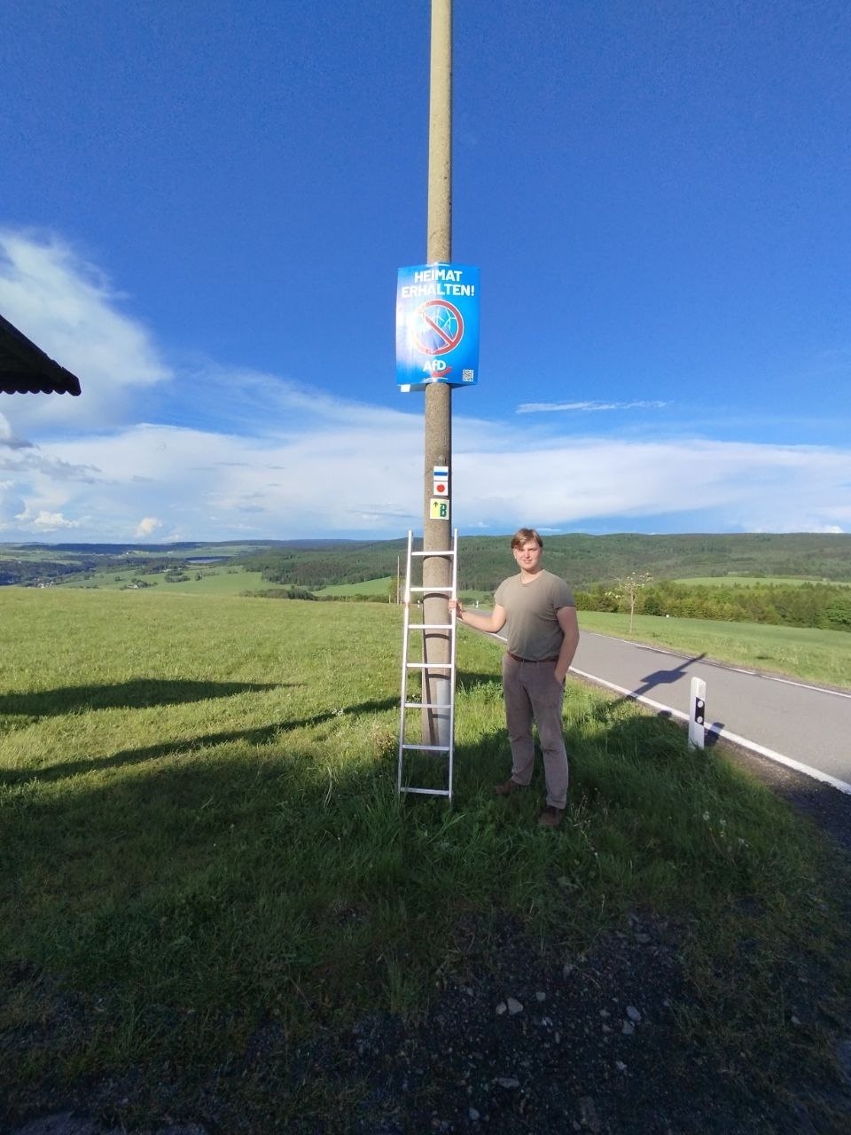 Heimat erhalten: Plakate abnehmen in Neuhausen