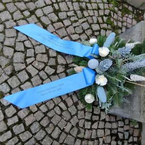 Gesteck am Denkmal